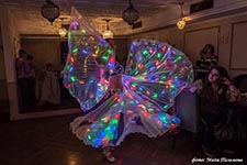 световое танцевальное шоу на праздник